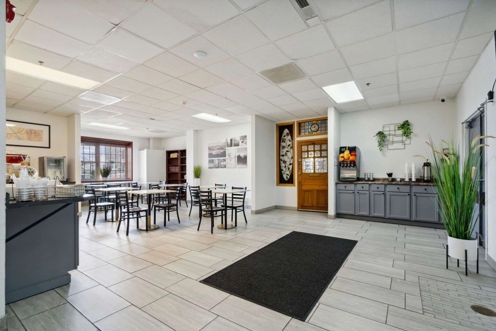 Econo Lodge Inn & Suites