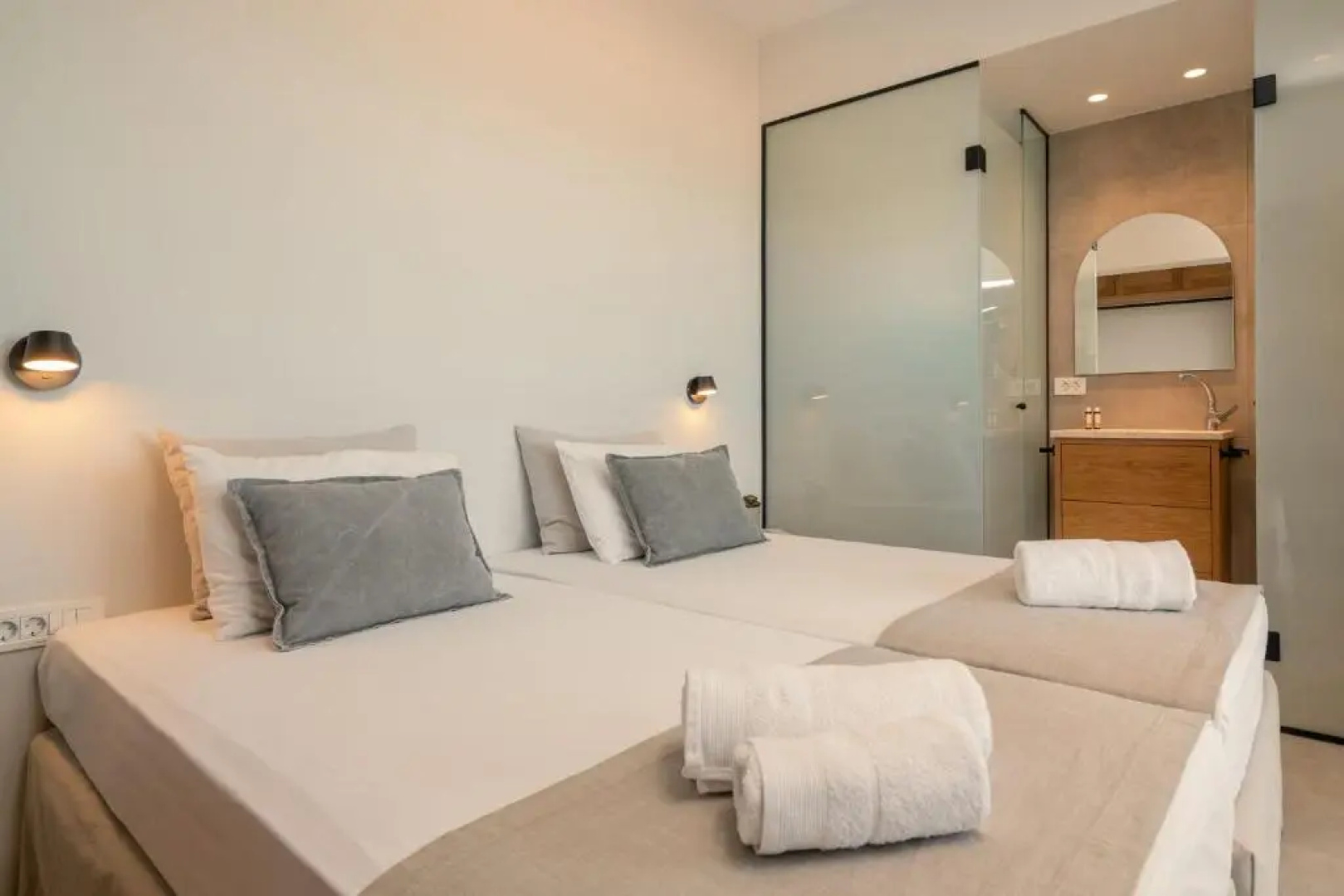 Paradise Studios & Apartments