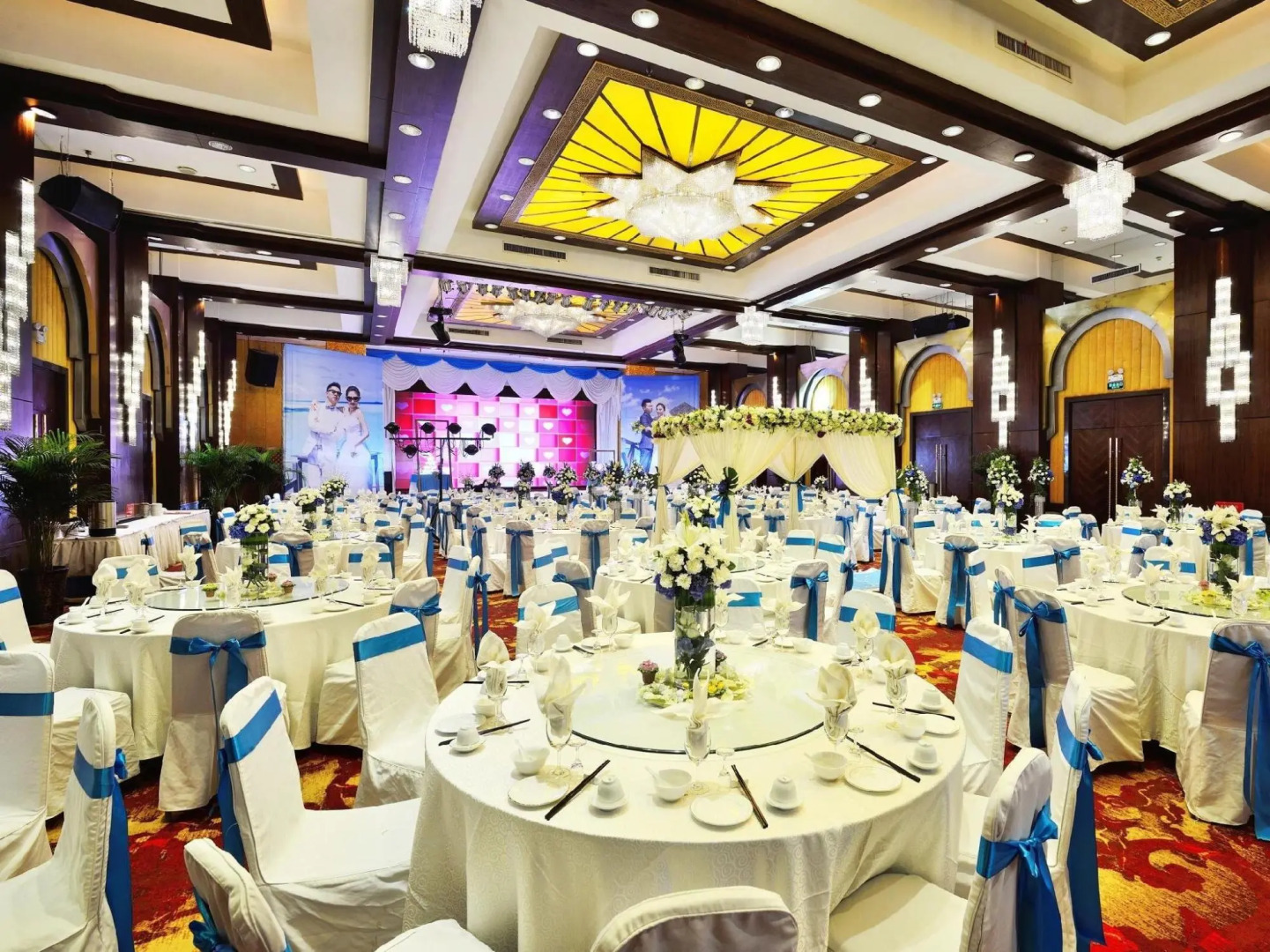 Luxemon Xinjiang Hongfu Hotel