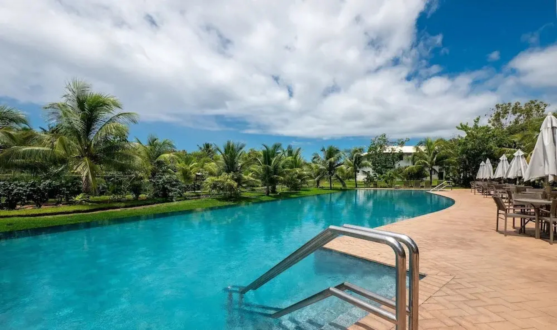 Ap in a Cond. W/pool at Praia do Forte Cvaf0220