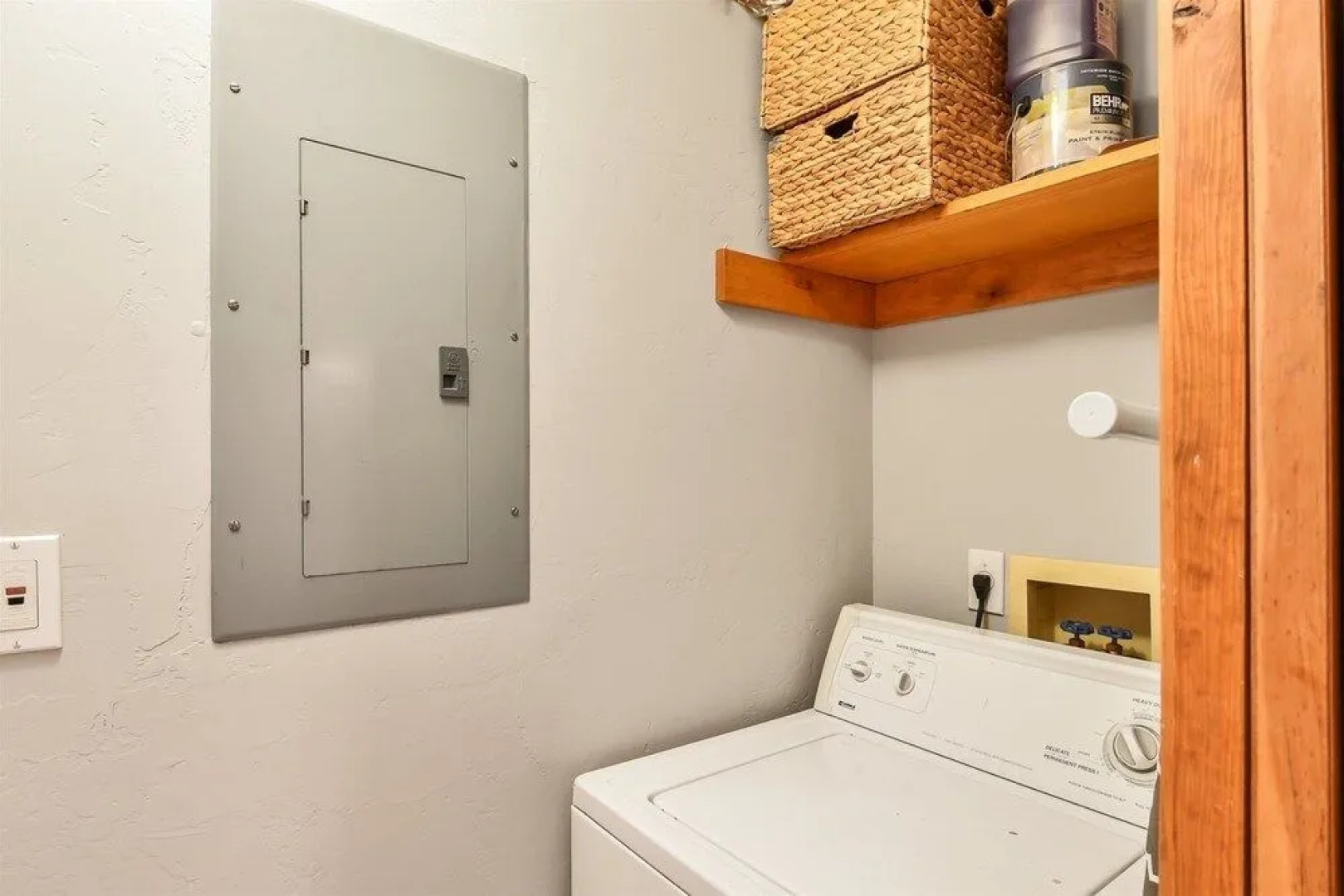 Cozy Hilltop Retreat