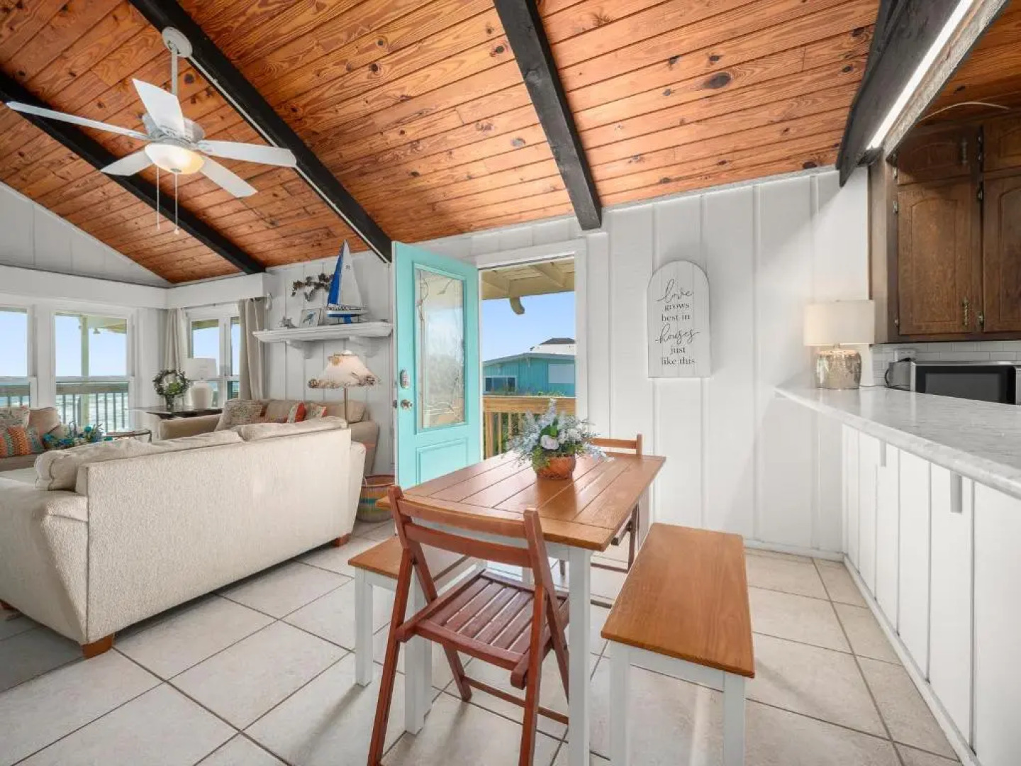 Cozy Cottage, 3 Bedrooms, Sleeps 6, Ocean Front, Pet Friendly, WiFi