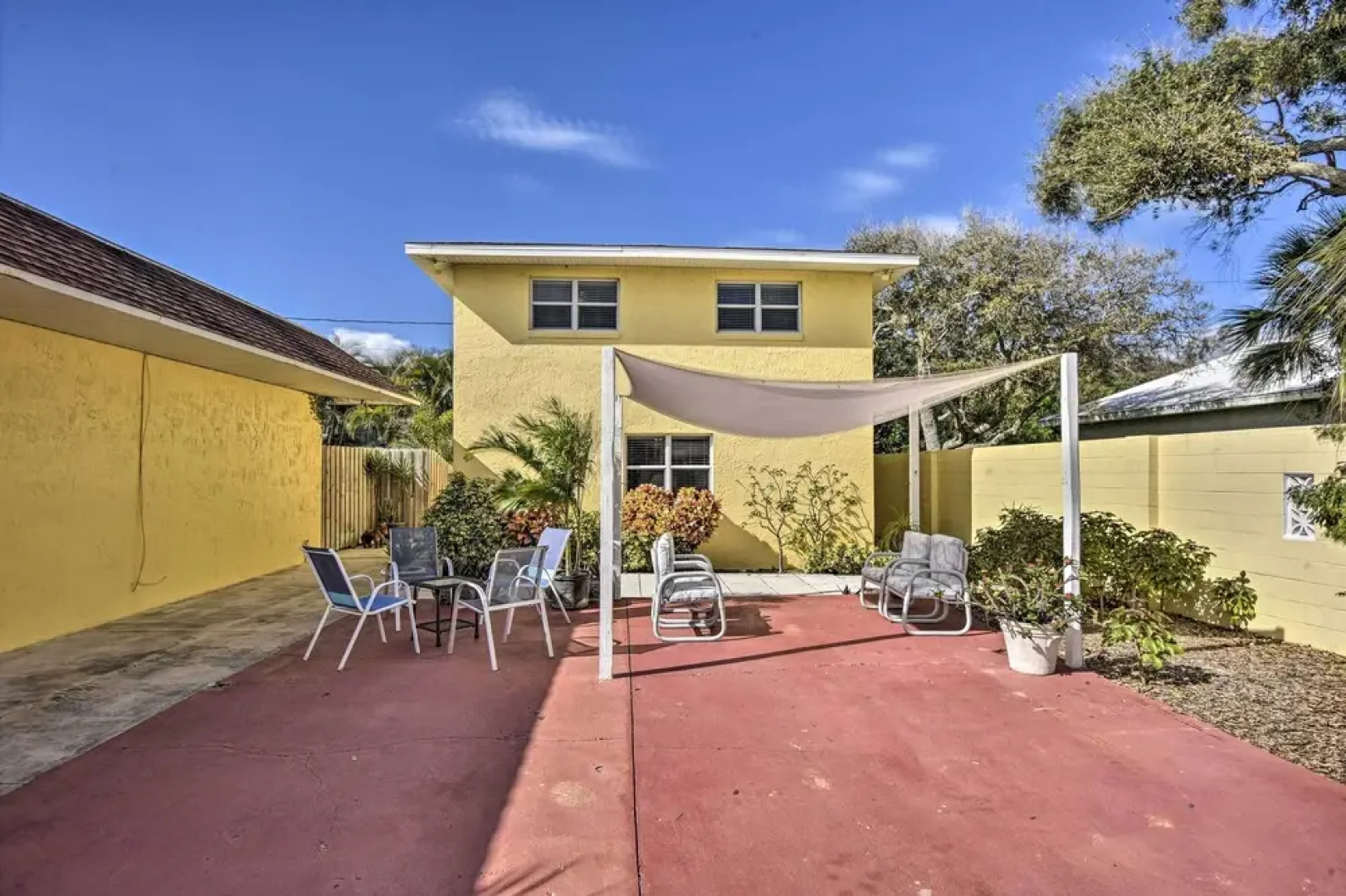 Sunny Cocoa Beach Escape w/ Bikes, Walk to Beach