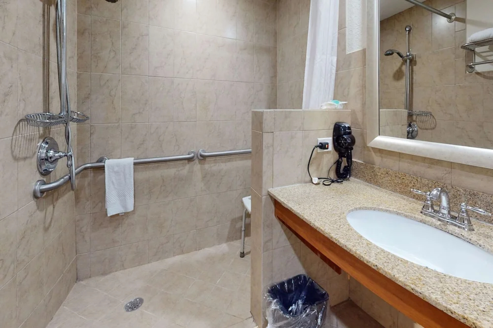Rodeway Inn & Suites Fll Airport - Cruise Port