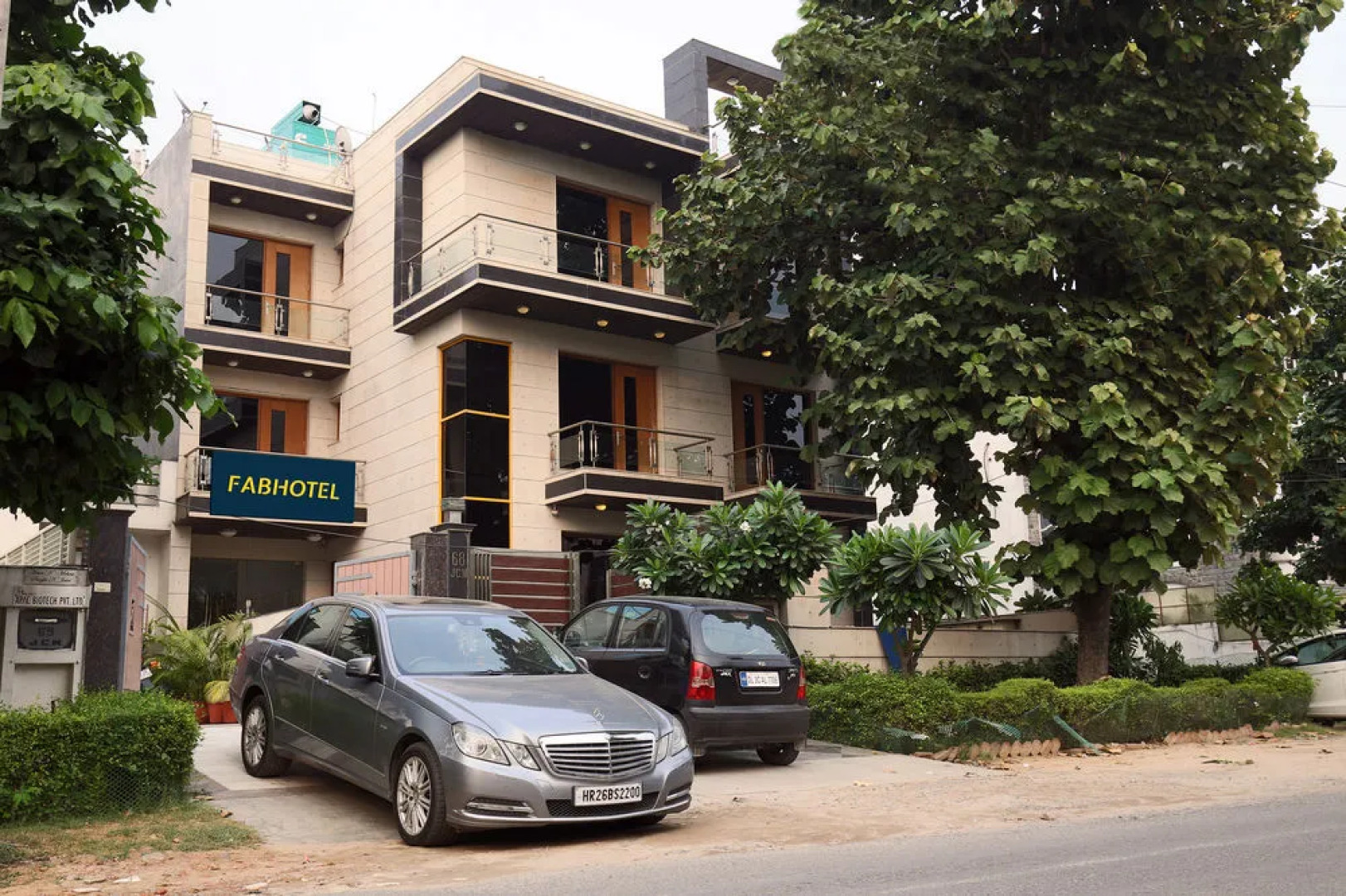 FabHotel GRD DLF Square