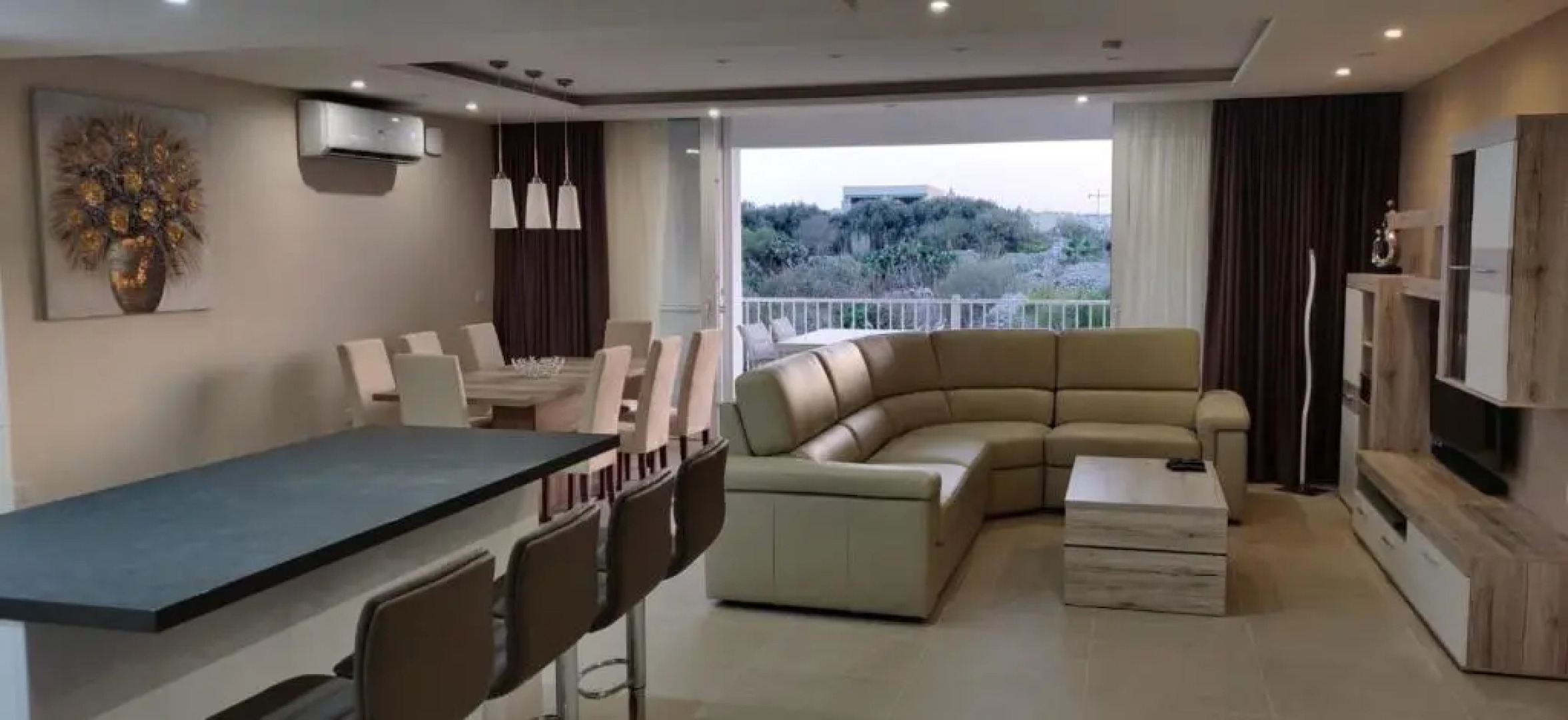 Wileg 4B Luxury Two Bedroom Apartment with Shared Swimming Pool.