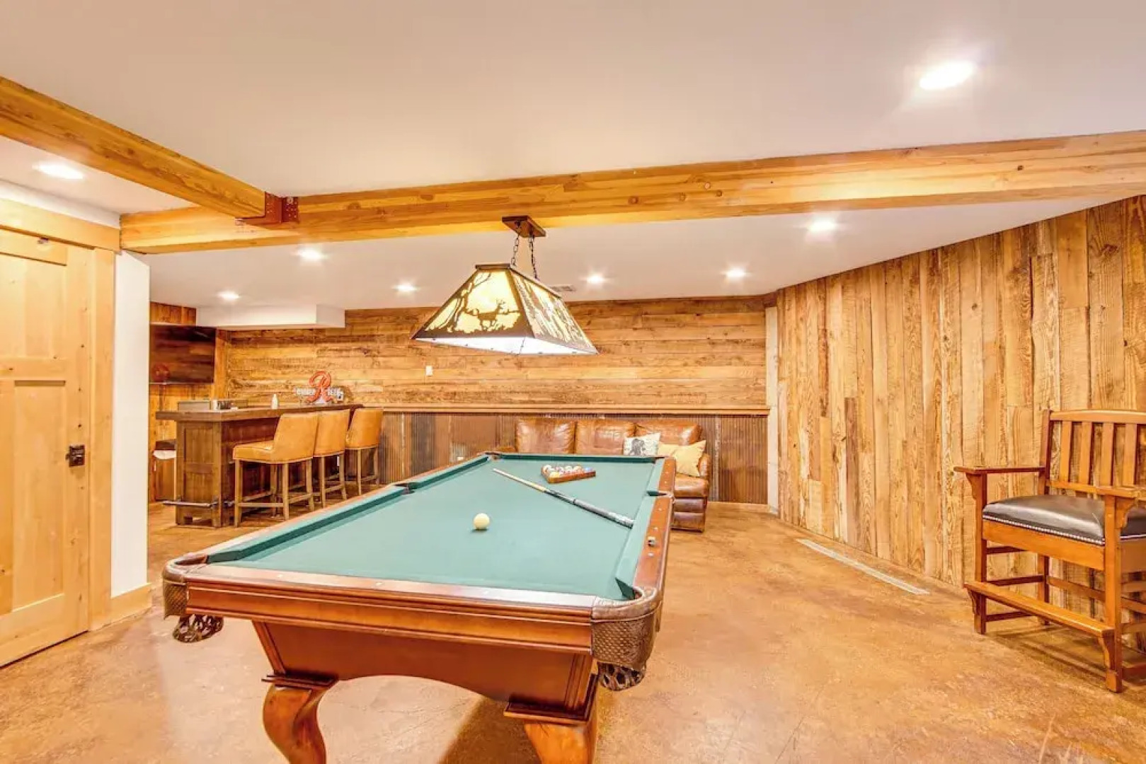 Cle Elum Cabin w/ Hot Tub, 4 Grills & Game Room!