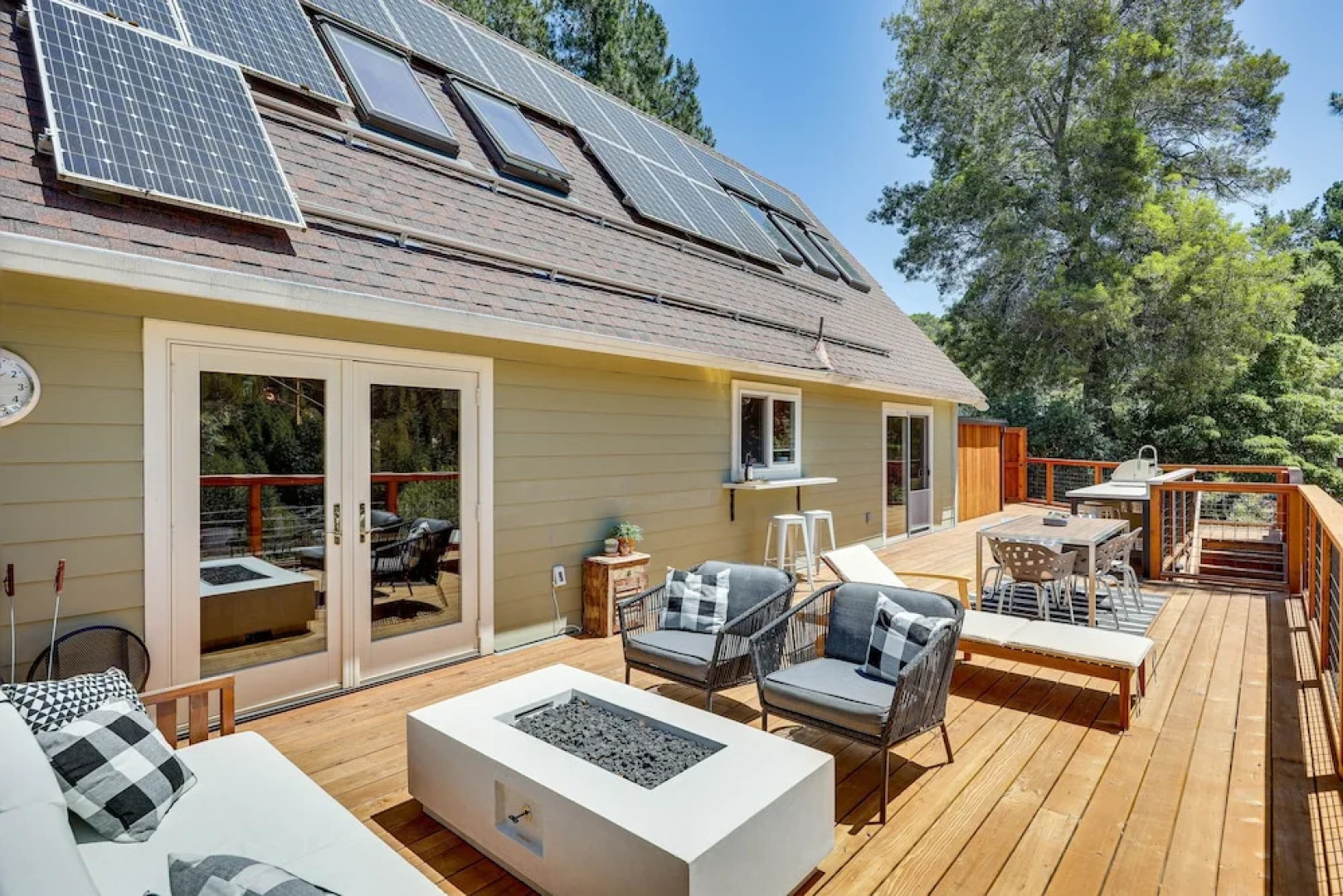 Unique Larkspur Cabin w/ Treetop Mountain Views!