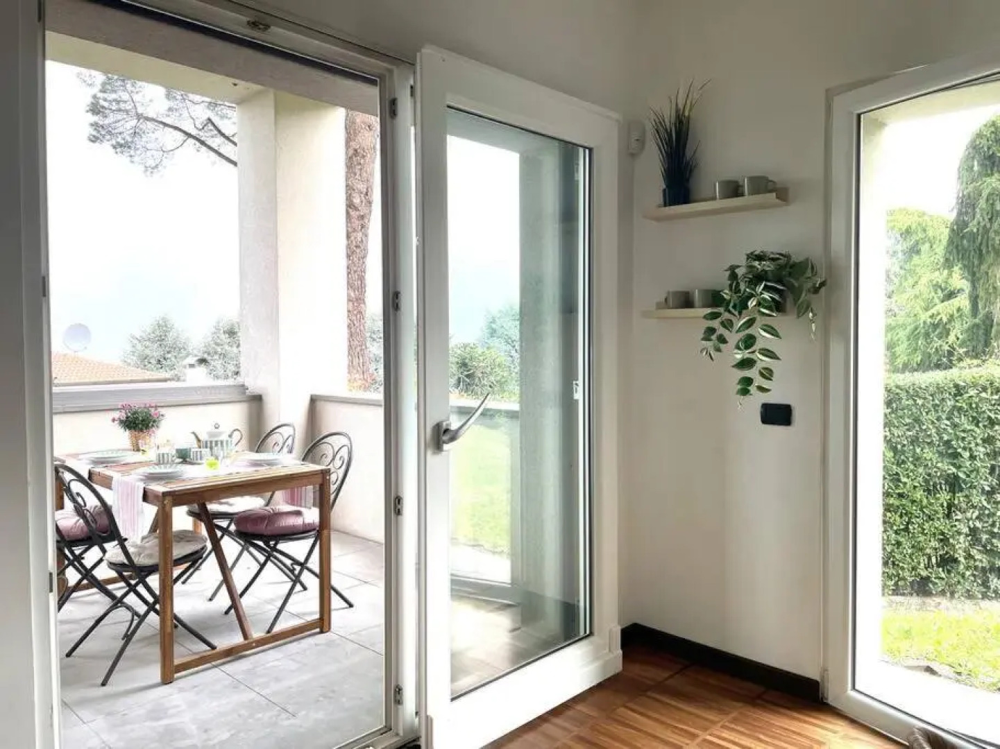 MY HUMBLE HOUSE: appartamento con vista lago e giardino uso esclusivo