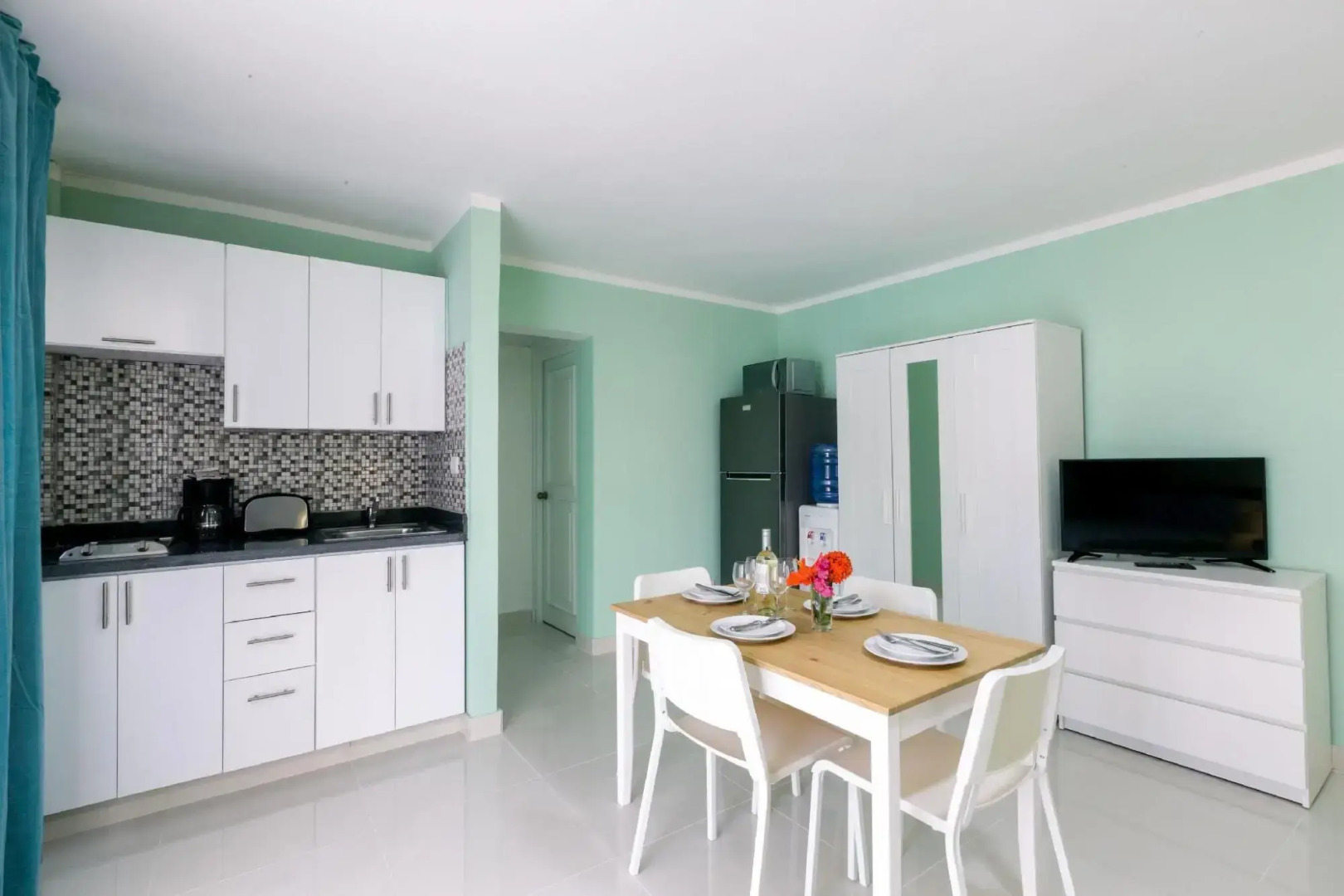 Tropicana Suites Deluxe Beach Club & Pool