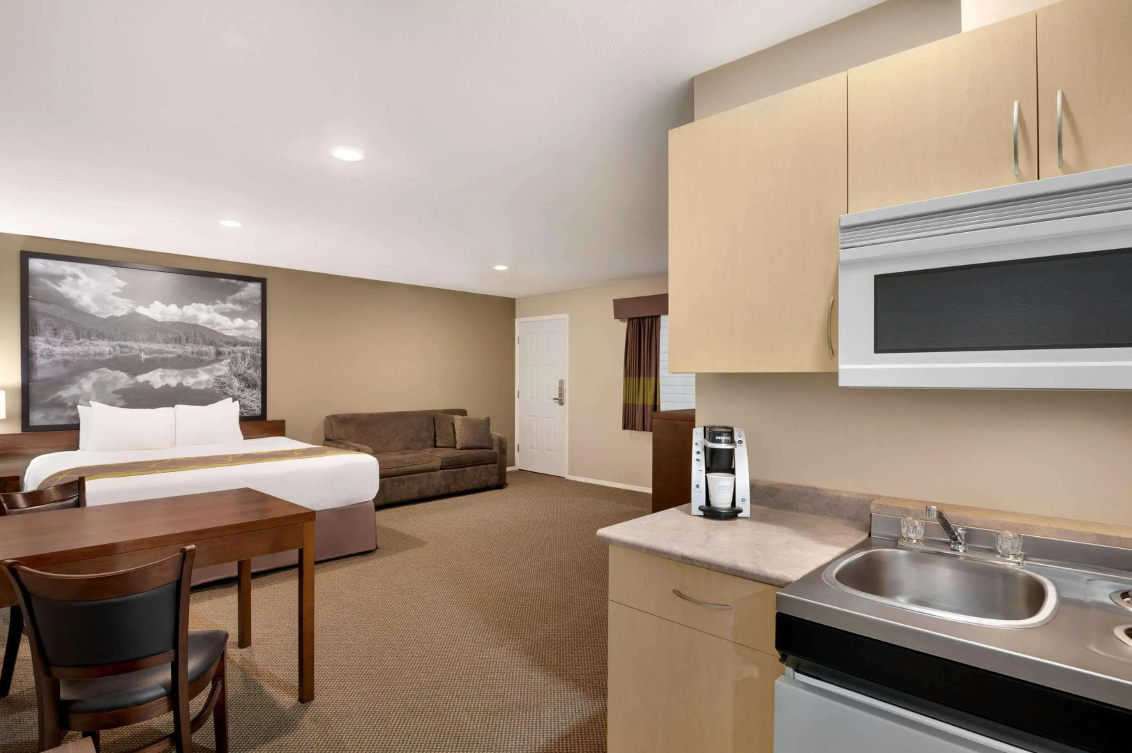 Super 8 by Wyndham Courtenay