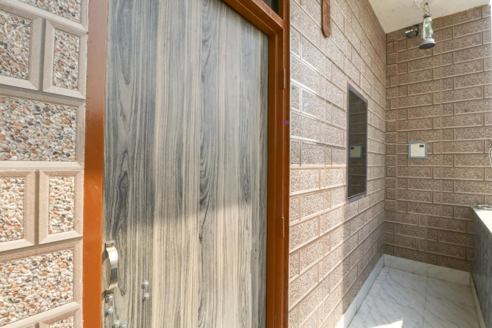 OYO 76337 Hotel Famous Inn