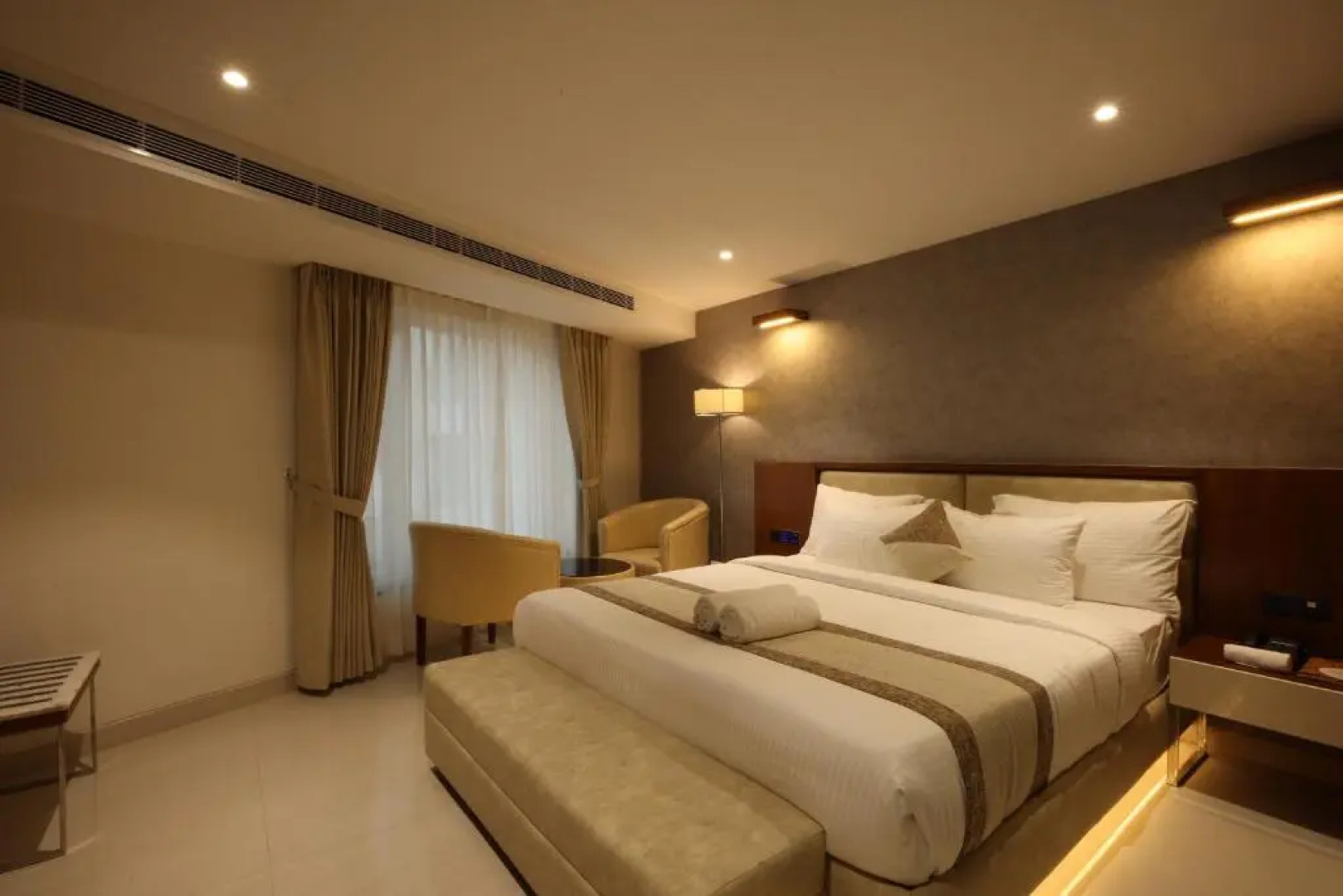 Royal Plaza Suites by RAK Rooms