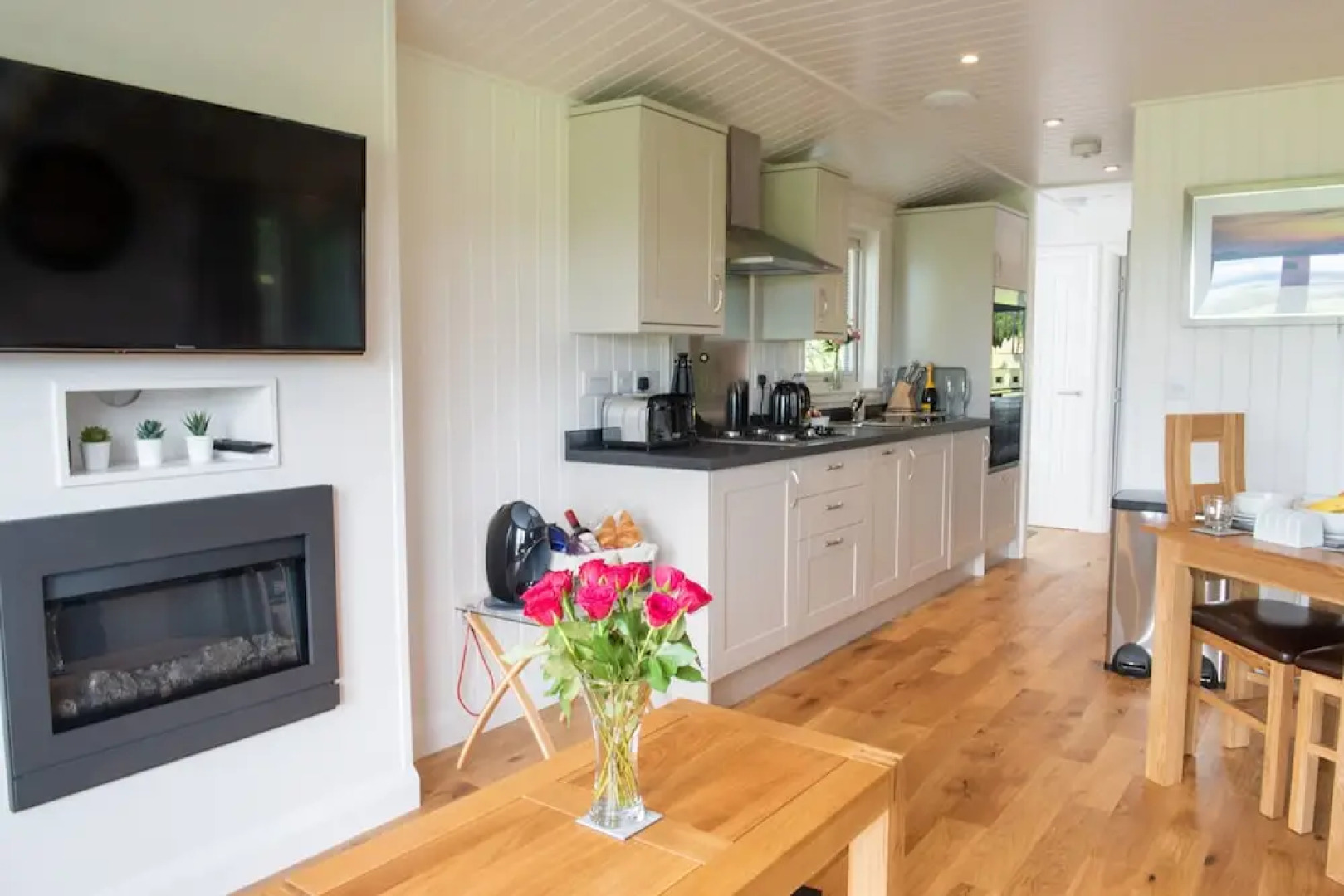 Super King Lodge-sleeps 2-hottub-sea View