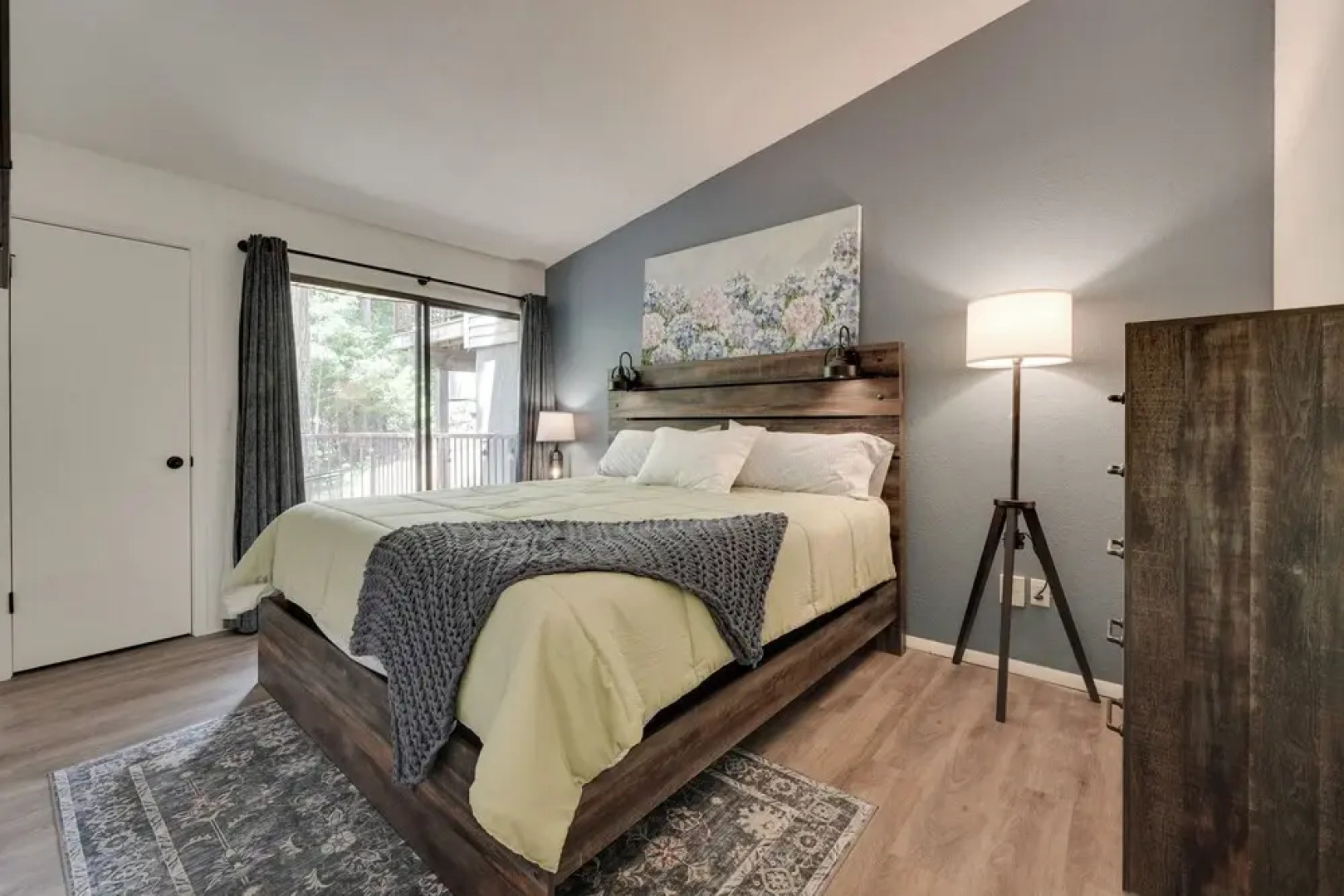 0.5 Mi to Table Rock Lake: Ozark Mountains Cabin