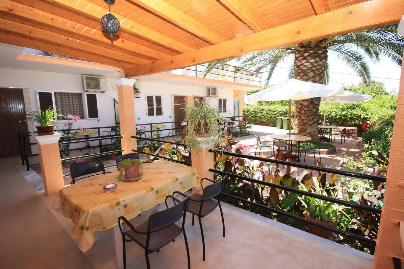 Kostas Apartments & Studios