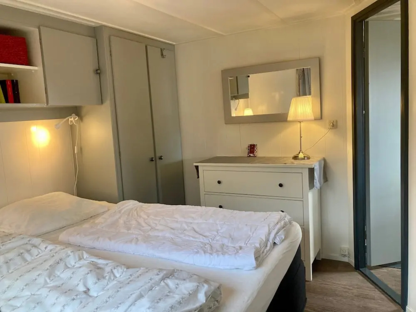 Chalet Gaby With Sauna, Private Dock, and Canoes at Lauwersmeer