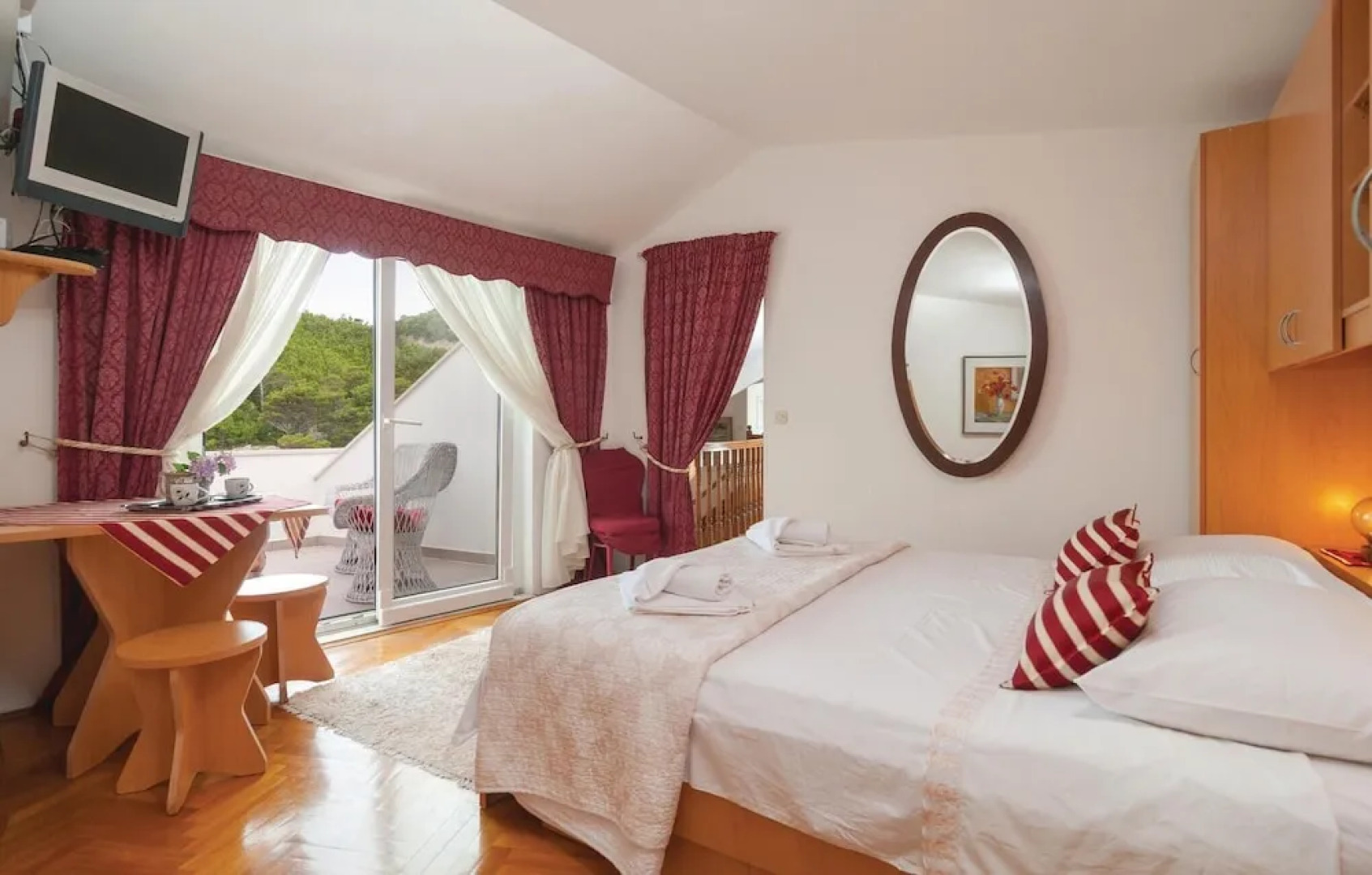 Awesome Home in Lokva Rogoznica with Hot Tub, WiFi, 7 Bedrooms