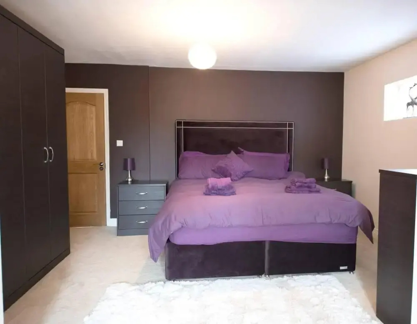 6 Bed House - Sleeps 11 - Pets - Garden - Parking