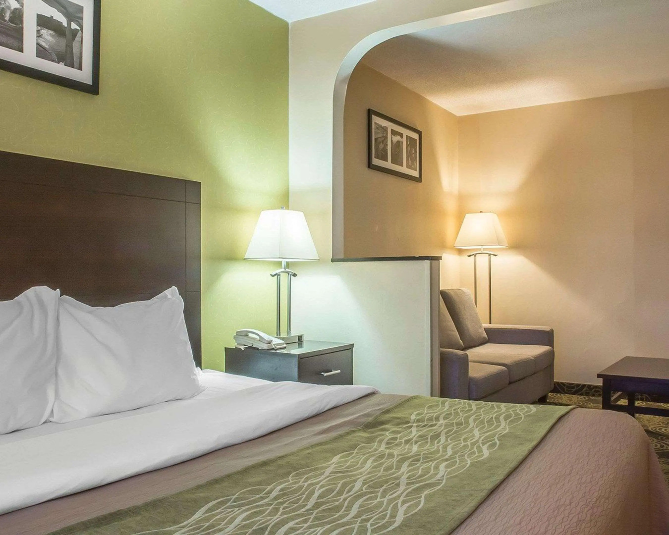 Comfort Hotel & Suites