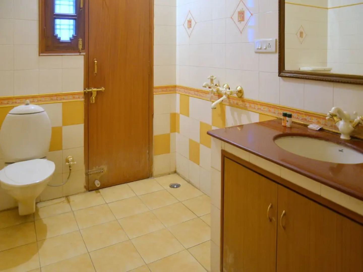 OYO Rooms Vishal Khand 4