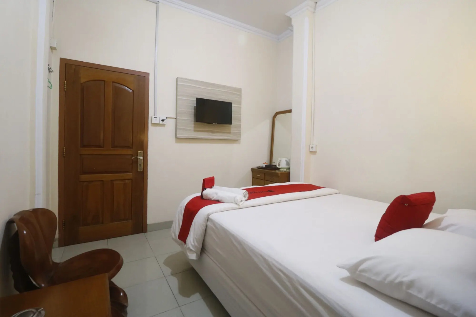 RedDoorz Plus near WTC Batanghari Mall