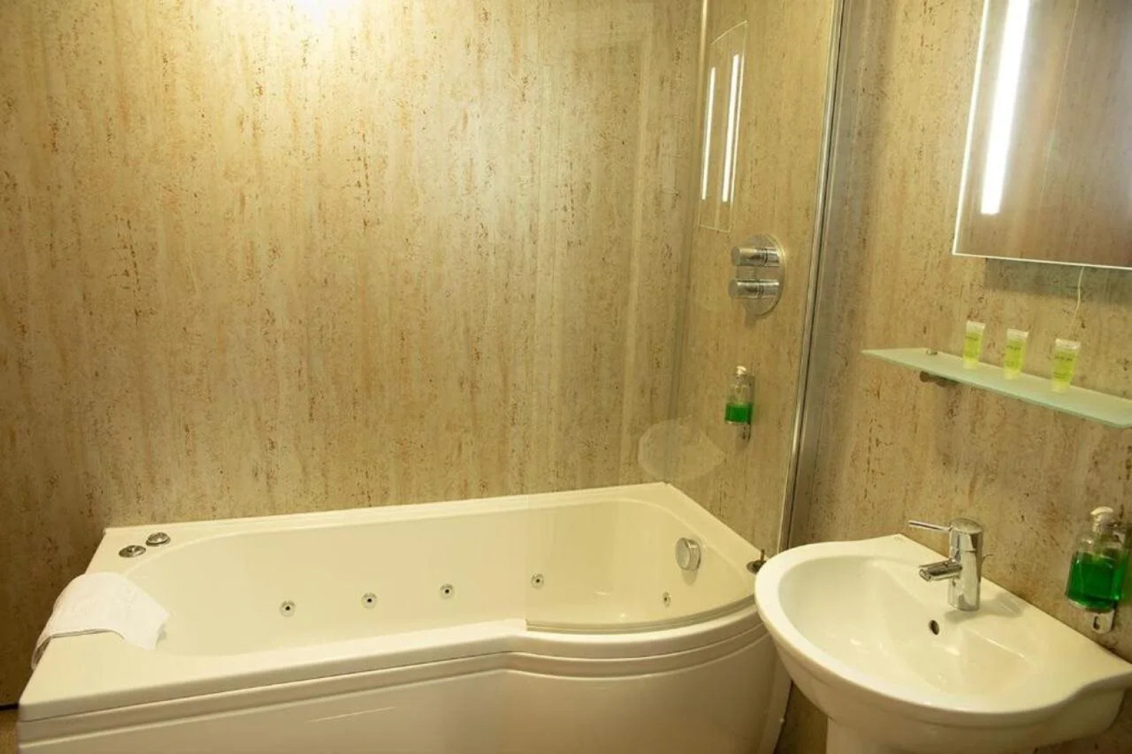 The Knighton Apartment by Paymán Club