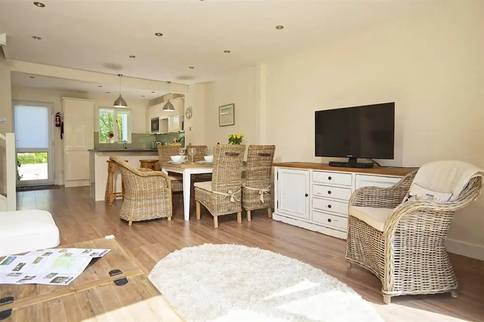 Stylish New England lakeside retreat in the Cotswold Water Park