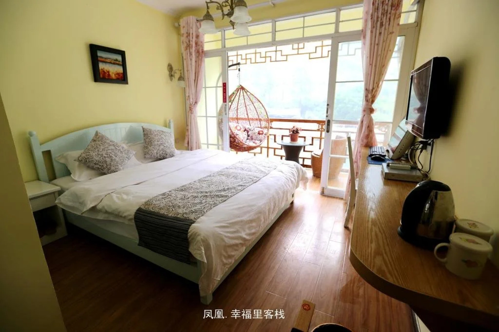 Fenghuang Happy Hotel