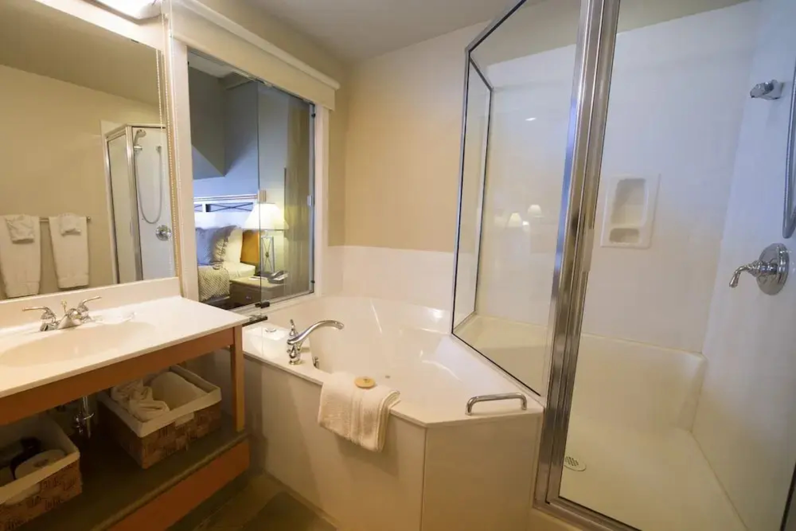 Sidney Waterfront Inn & Suites