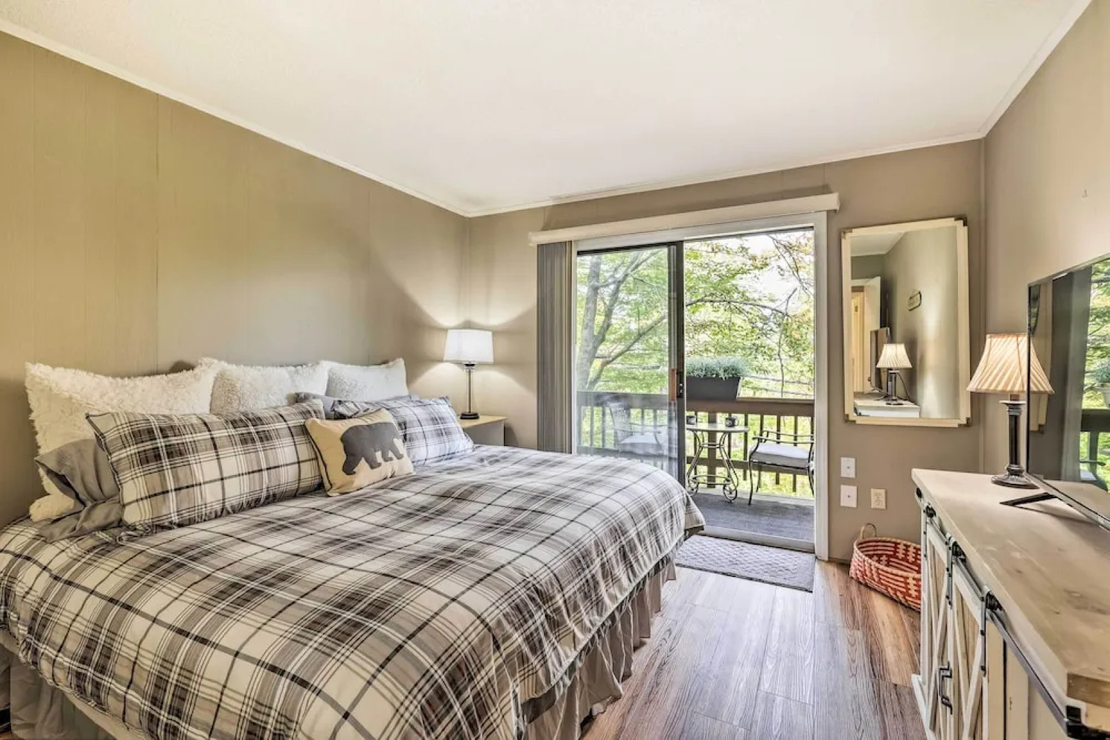 Pet-friendly Condo: Walk to Beech Mtn Resort!