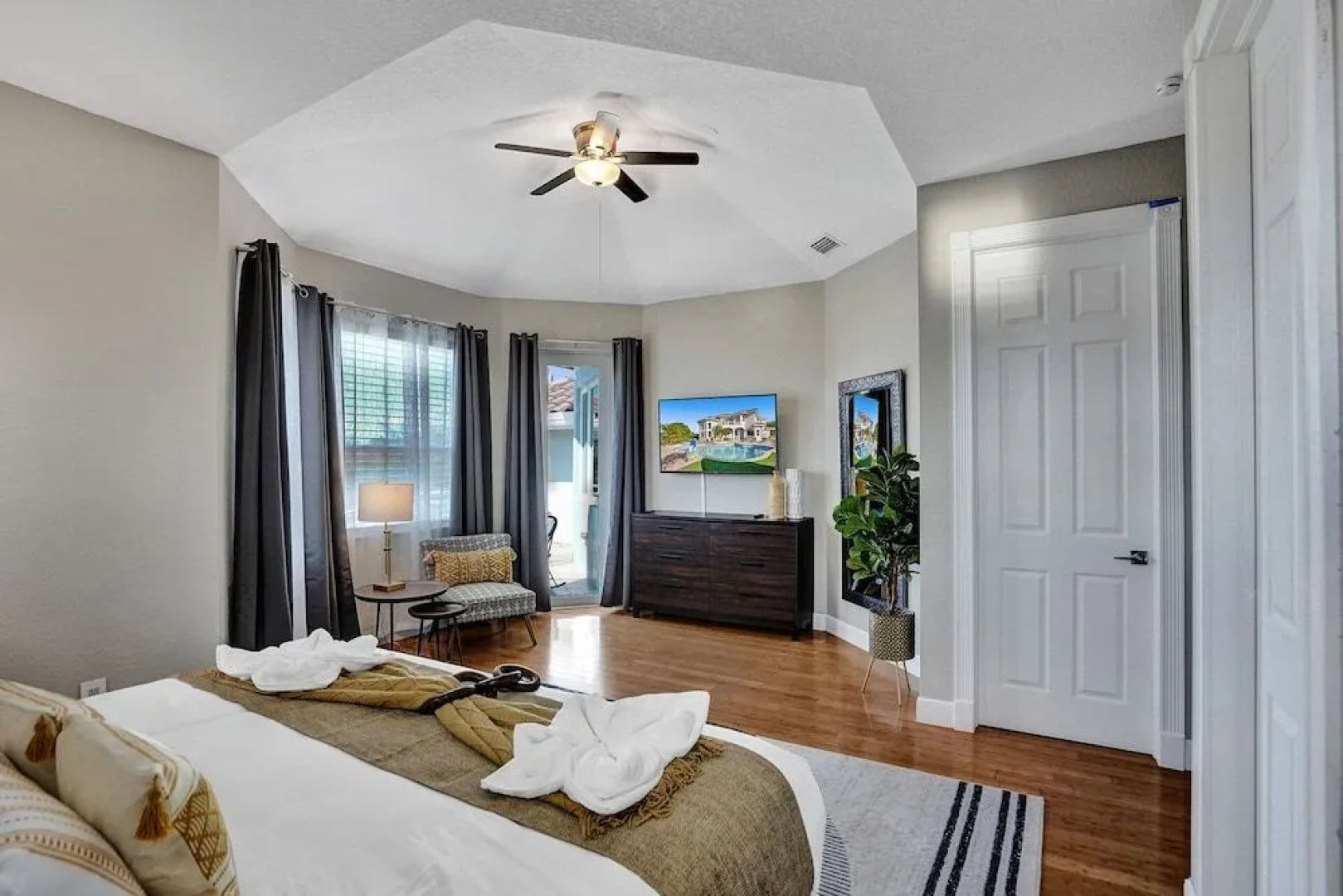 Lavish 8 Br Estate with Pool & Courts