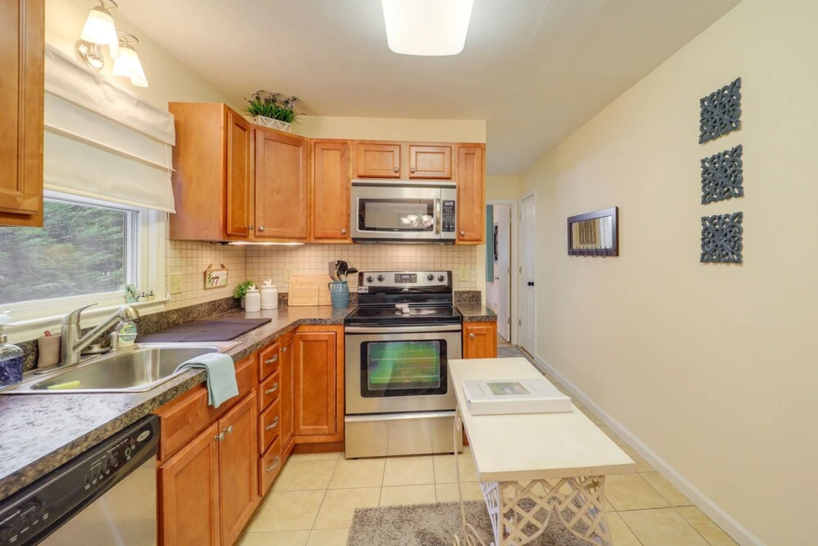 Bluebird Cottage in Newland Near Hiking & Skiing