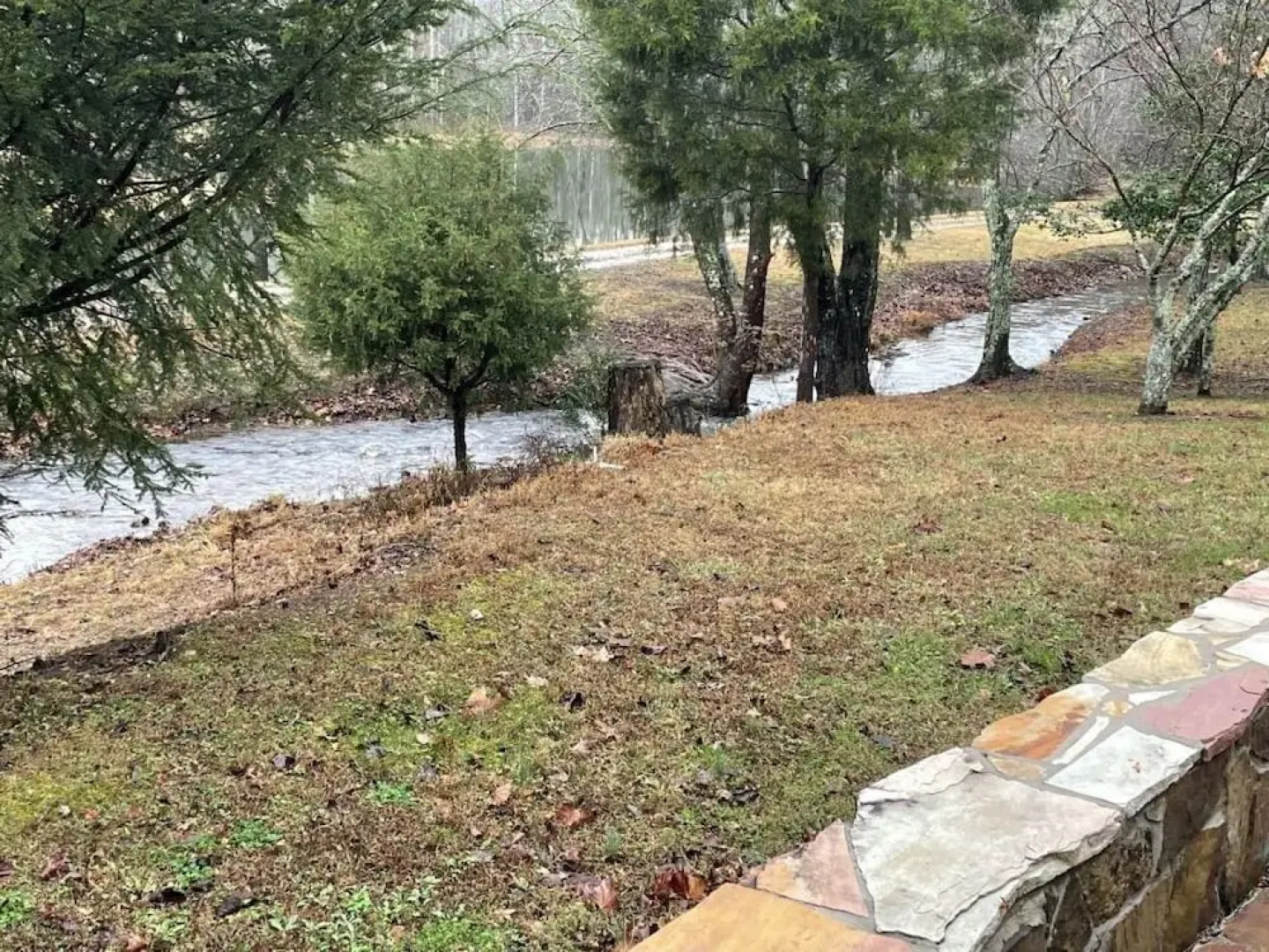 Deluxe log cabin! Pet and motorcycle friendly - enjoy nature with family and friends! 3 Bedroom Cabin by RedAwning