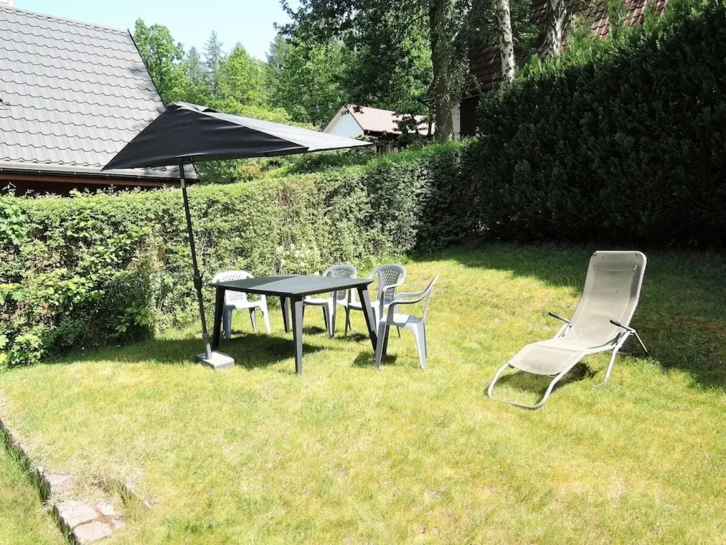 Cottage Overlooking the Lake, Insko