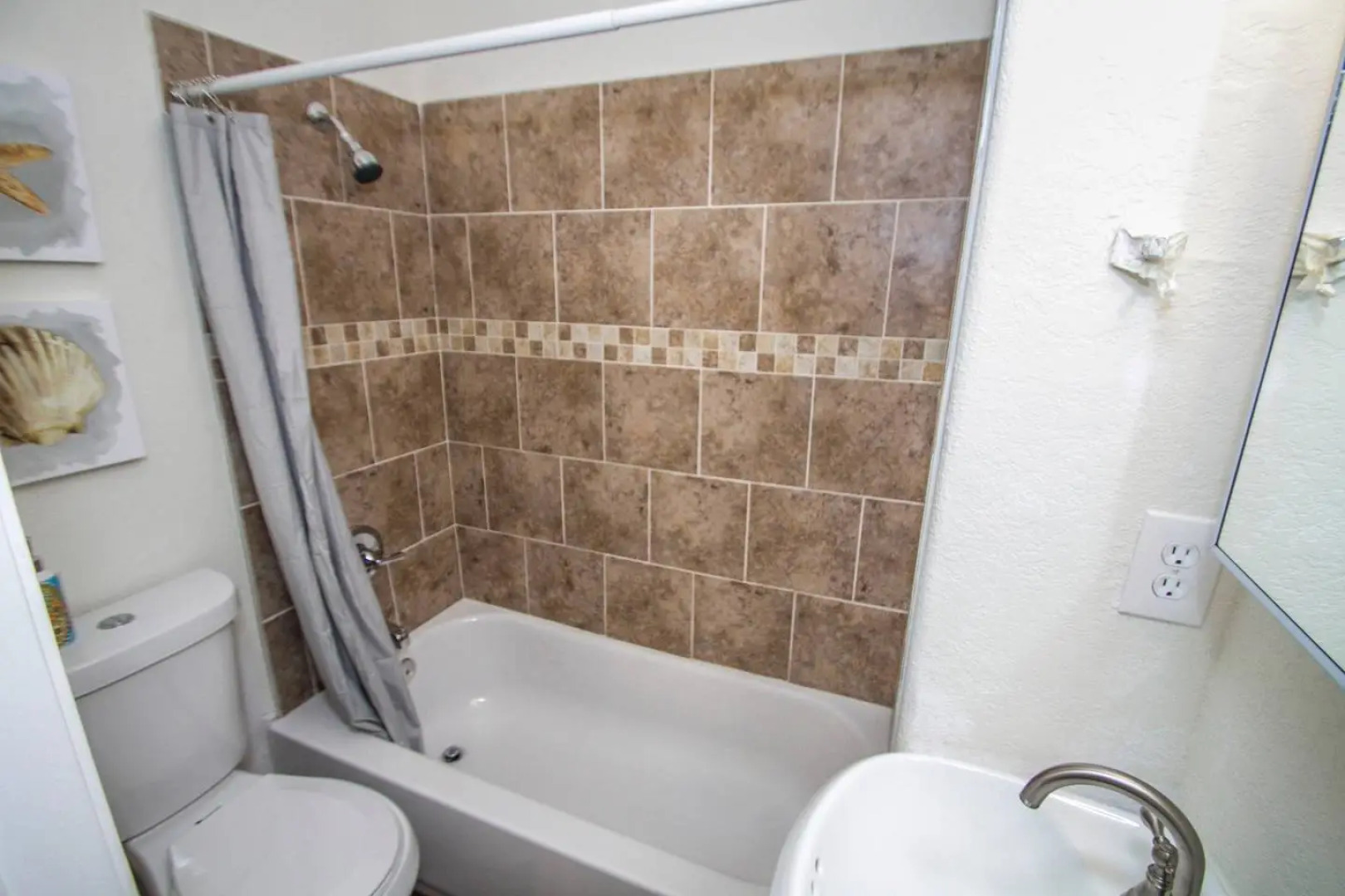 Cozy Remodeled 2BR/2BA Near Downtown Sleeps 8