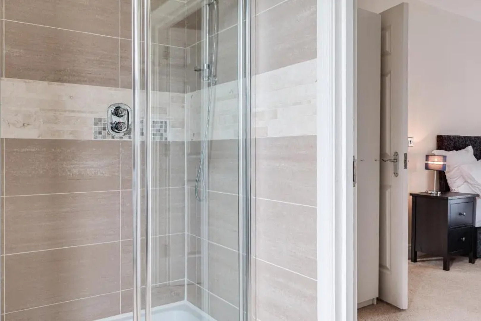 Modern, luxury suites with private bathrooms close to city centre