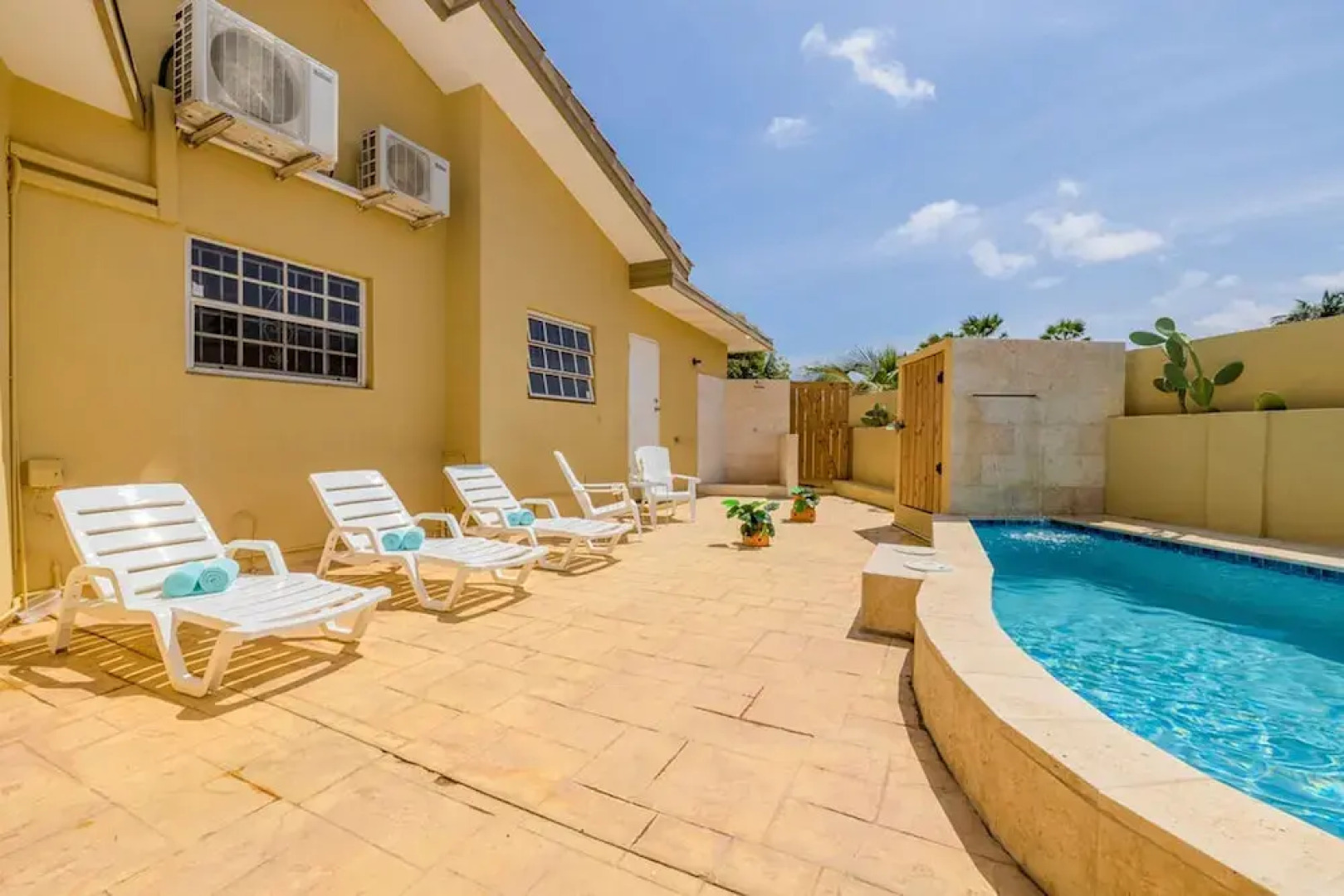 Cozy Central 4br3ba Home w Pvt Pool Largegarden