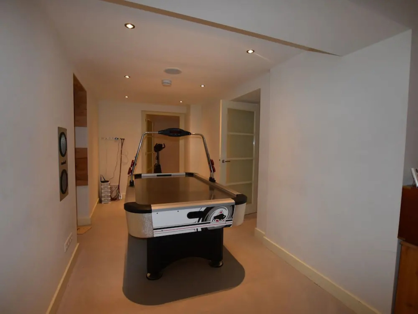 Lavish Holiday Home in Loosdrecht with Hot Tub