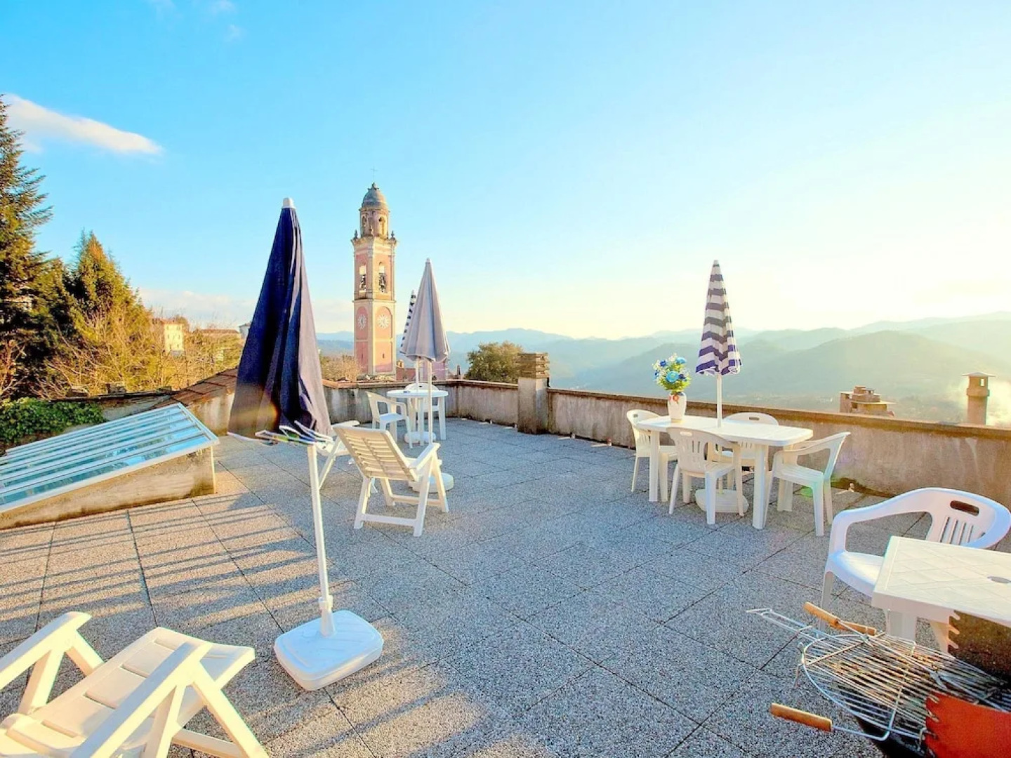 20 km from the 5 Terre, in a small town, 3-room apartment, terrace with view