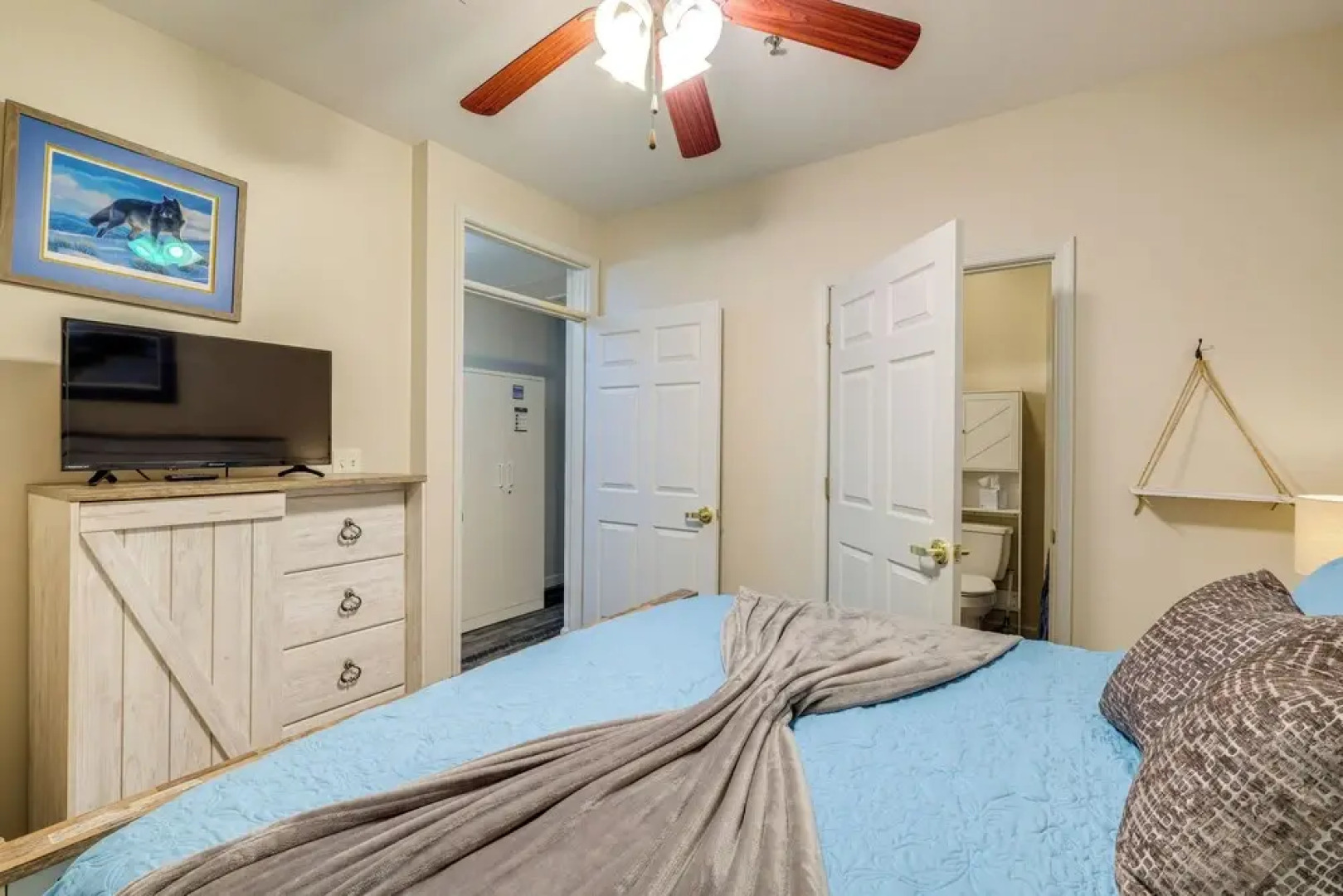 Balcony & Serene Views: Cozy Condo in Huddleston!