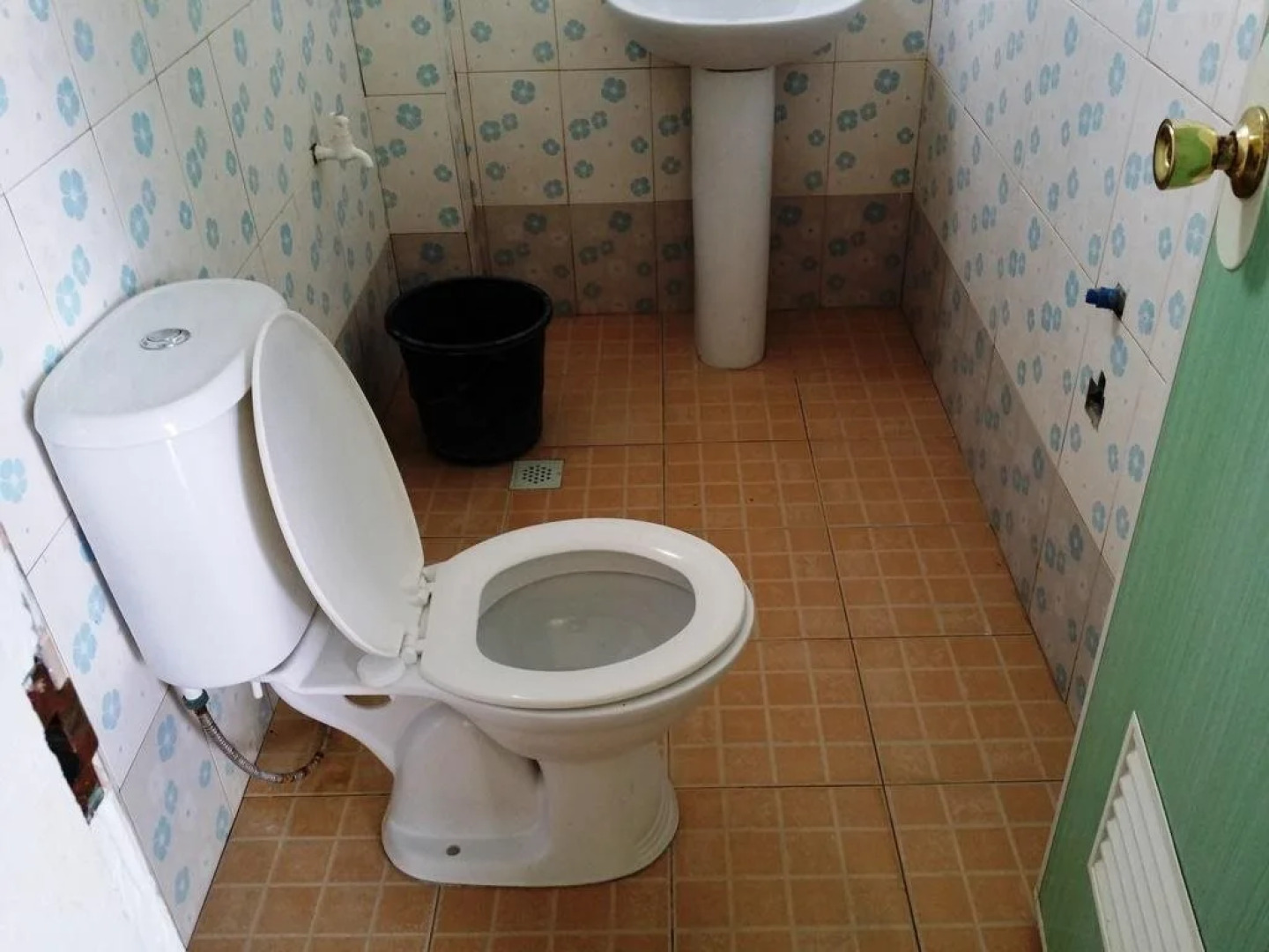 Mr. Kwiiz Lodging House and Restaurant