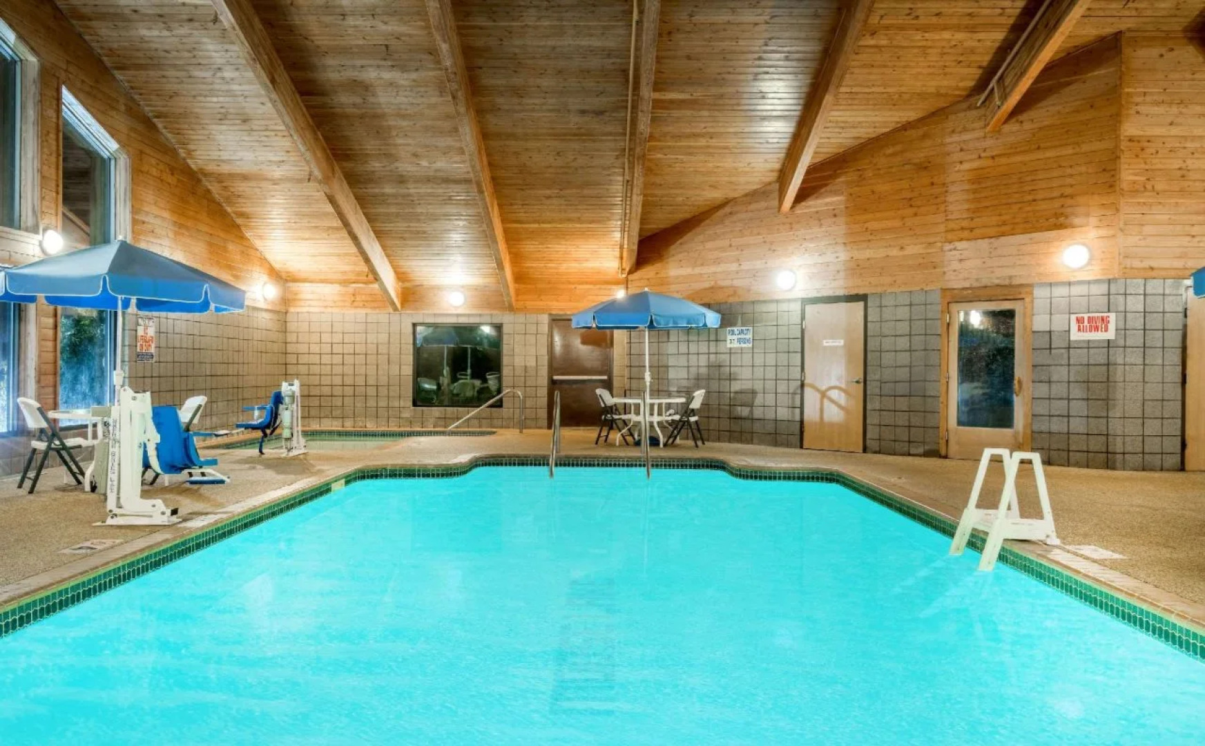 Moose Lake Lodge & Suites