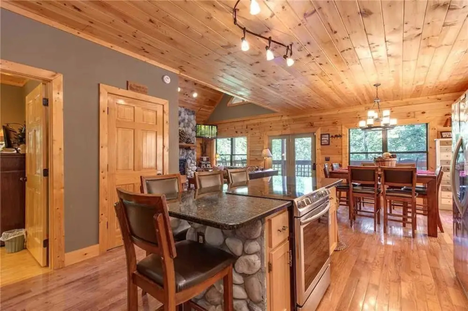 Stonebrook Lodge - Four Bedroom Cabin