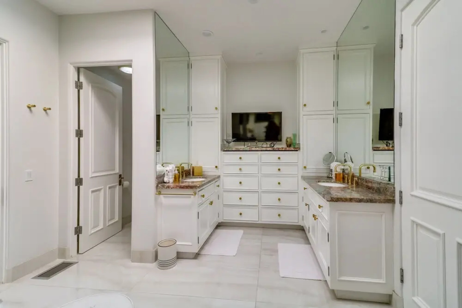 Oceanfront Apartment in Malibu w/ Beach Access!