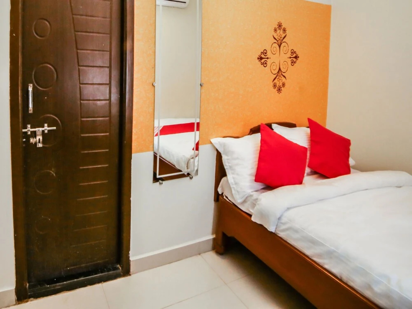 OYO 13909 Kartikeya Grande