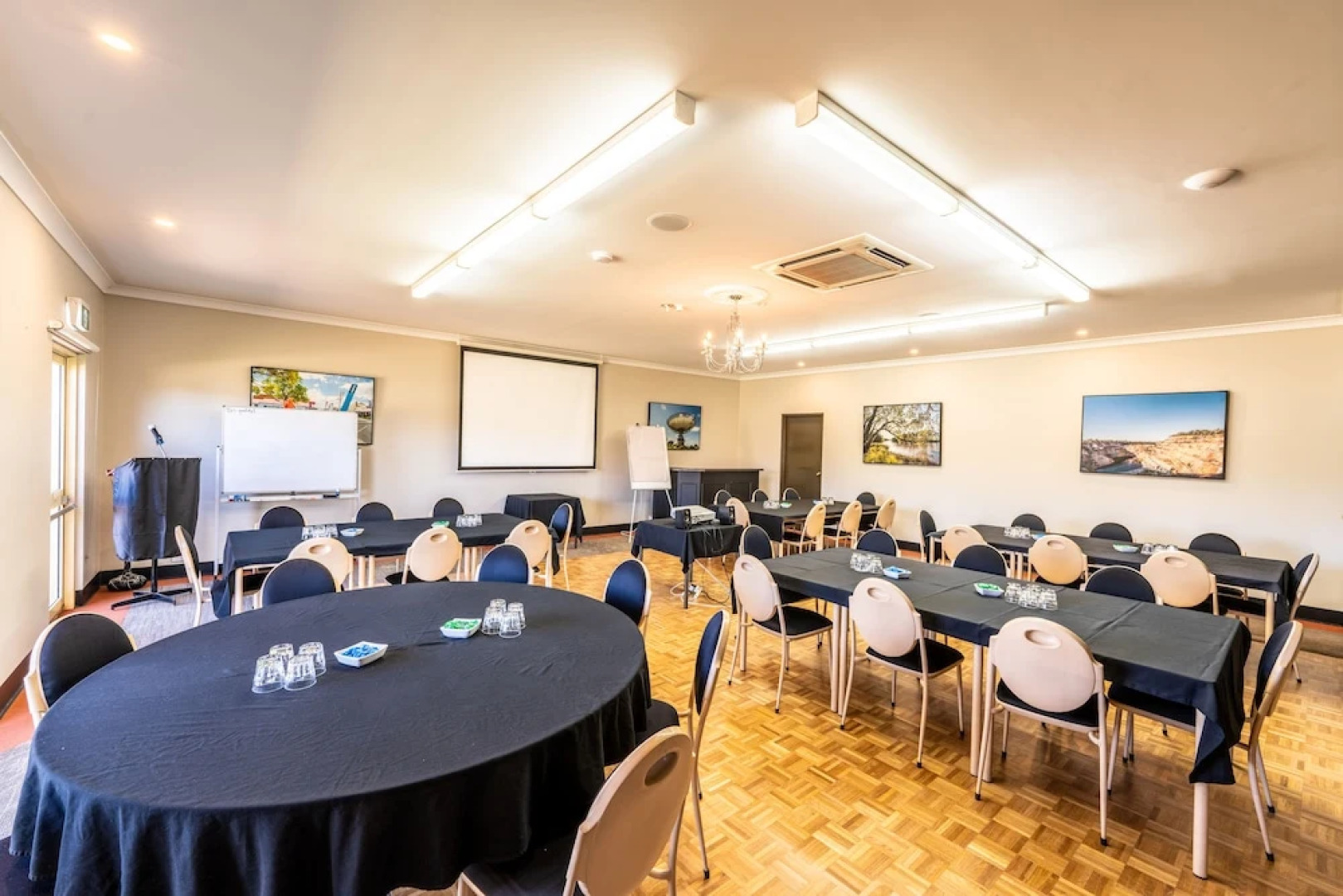 Parkes International Motor Inn