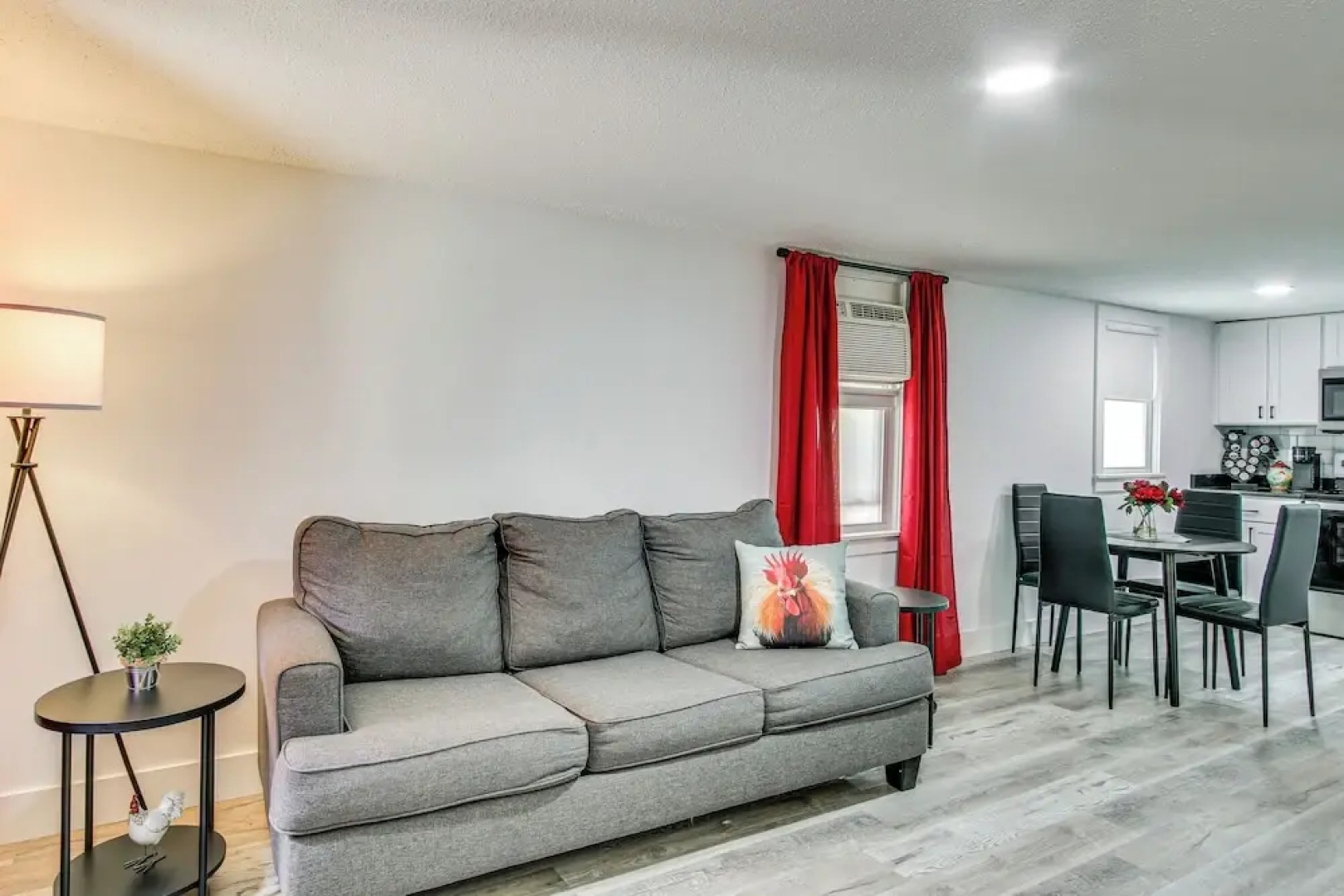 2 Mi to USC Campus: Peaceful Apartment w/ Yard