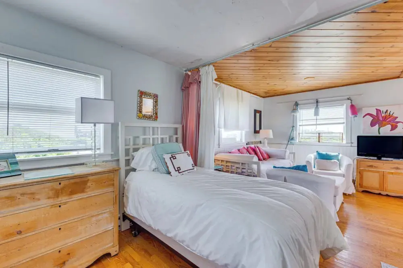 Walk to the Beach: Pet-friendly Gem in Biddeford!