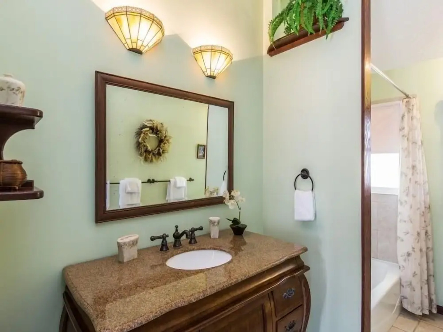 Helen's Beach House 6 Bedroom Home by RedAwning